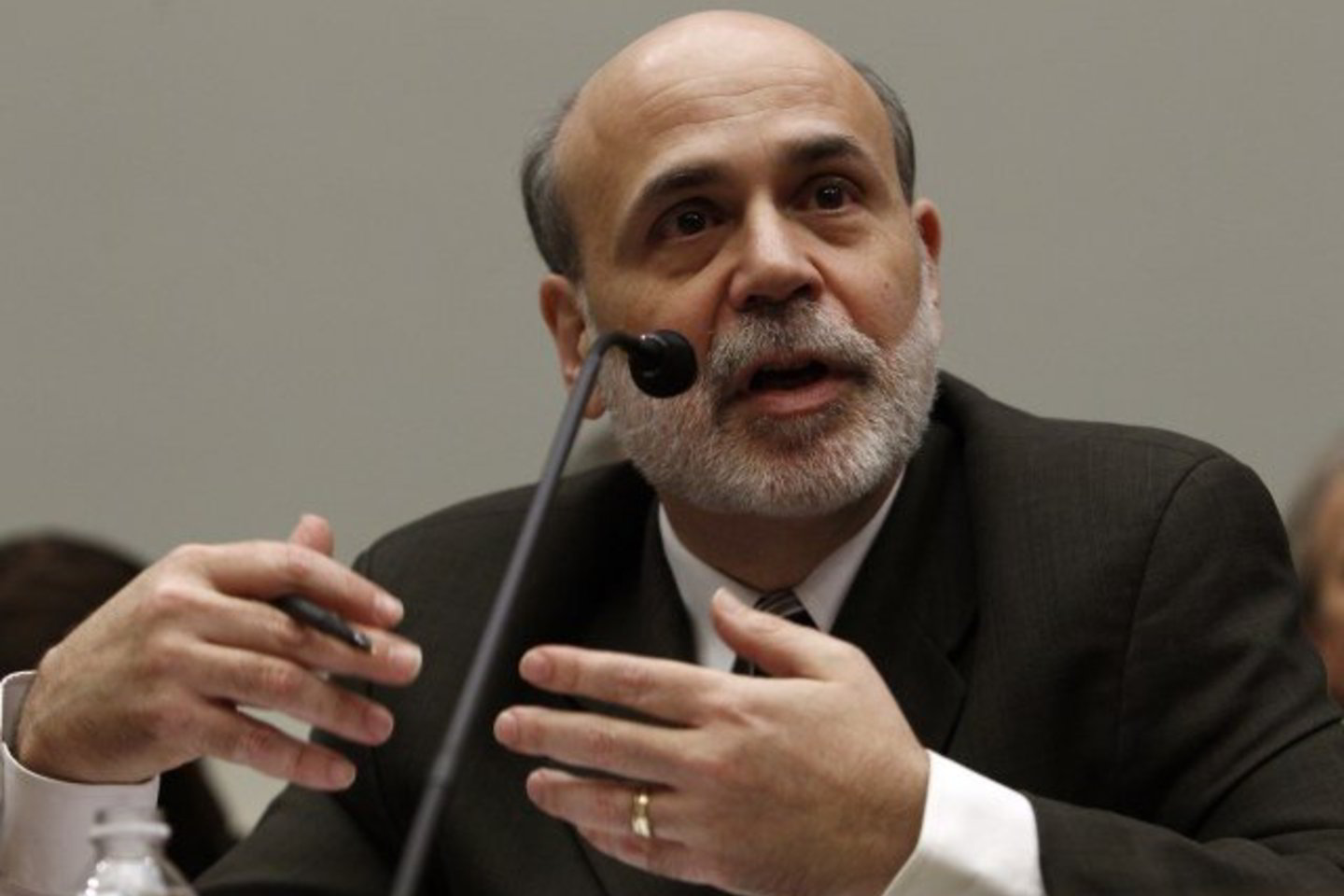 B.Bernanke: „JAV ekonomikai dar reikia valdžios paramos“.