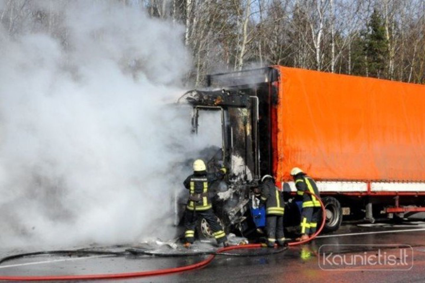 Liepsnos visiškai suniokojo vilkiko vairuotojo kabiną