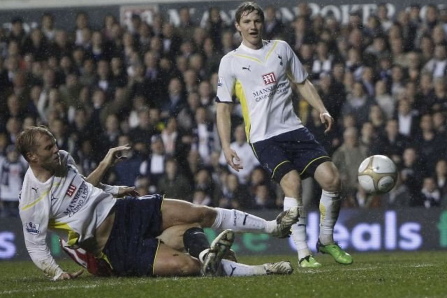 „Tottenham Hotspur“ komandai po įvartį pelnė R.Pavliučenka (dešinėje) ir E.Gudjohnsenas.