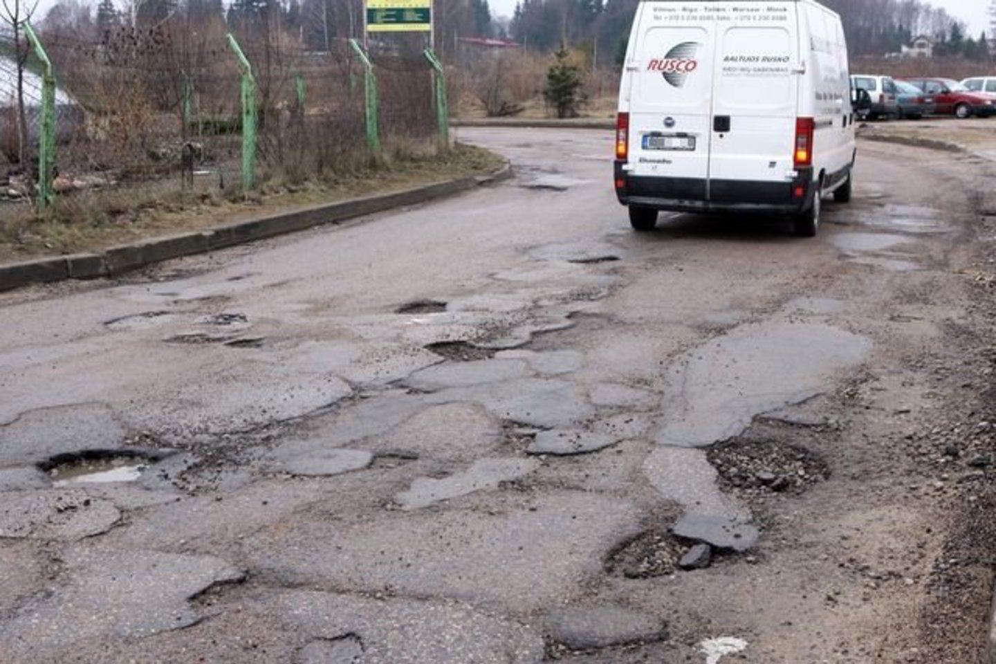 Nors dalis giliausių ir didžiausių duobių jau prieš kurį laiką buvo užpiltos vadinamuoju šaltu asfaltu, šis problemos sprendimo būdas – laikinas.