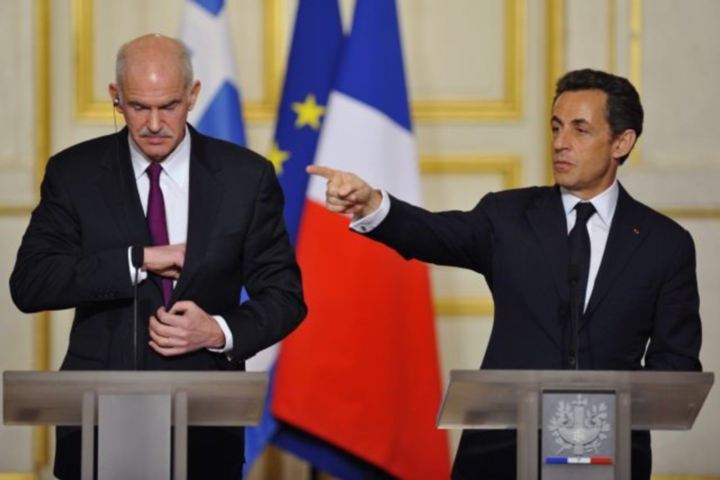 Neoficialiai kalbama, kad pats Prancūzijos prezidentas N.Sarkozy (dešinėje) įtikinėjo Graikijos premjerą G.Papandreou mainais už finansinę pagalbą krizės ištiktai šaliai įsigyti prancūziškos ginkluotės.