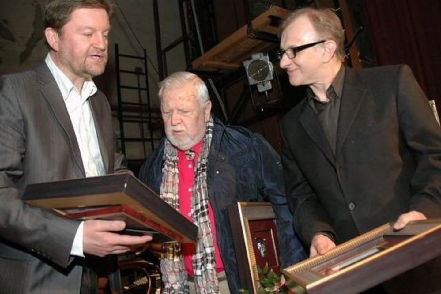 Minint Tarptautinę Teatro dieną uostamiestyje auksinės brangakmeniais papuoštos Padėkos kaukės už nuopelnus įteiktos ilgamečiam Klaipėdos dramos teatro meno vadovui ir režisieriui Povilui Gaidžiui (viduryje), artistams Rimantui Pelakauskui ir Virginijui Pupšiui.