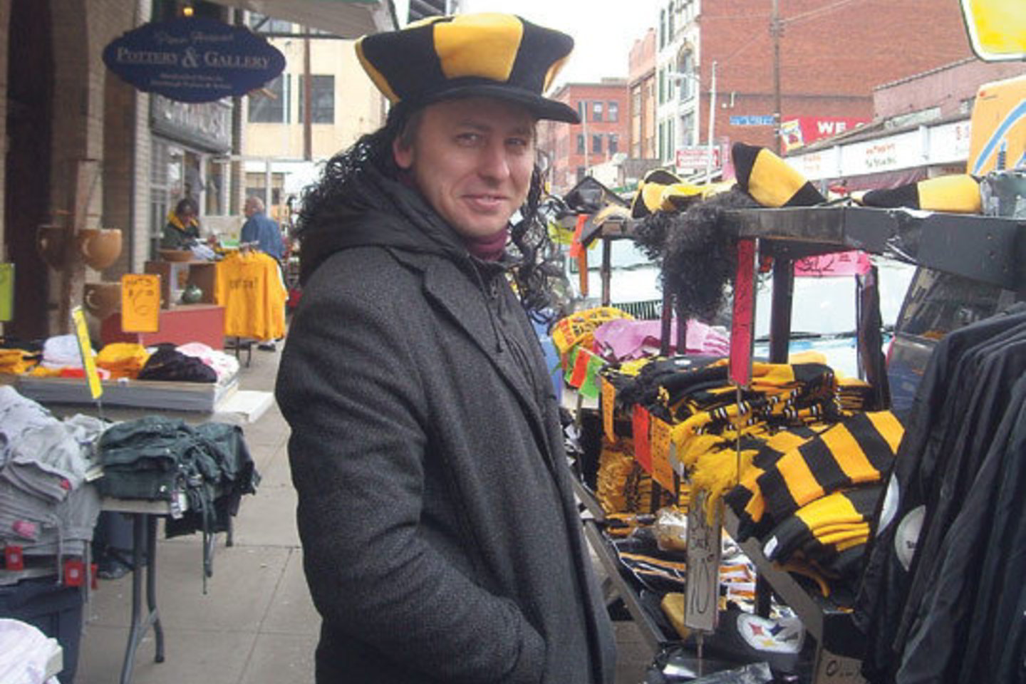 JAV M.Ivaškevičius pamėgo amerikietiškąjį futbolą ir įsiamžino su Pitsbergo komandos „Steelers“ aistruolių kepure.