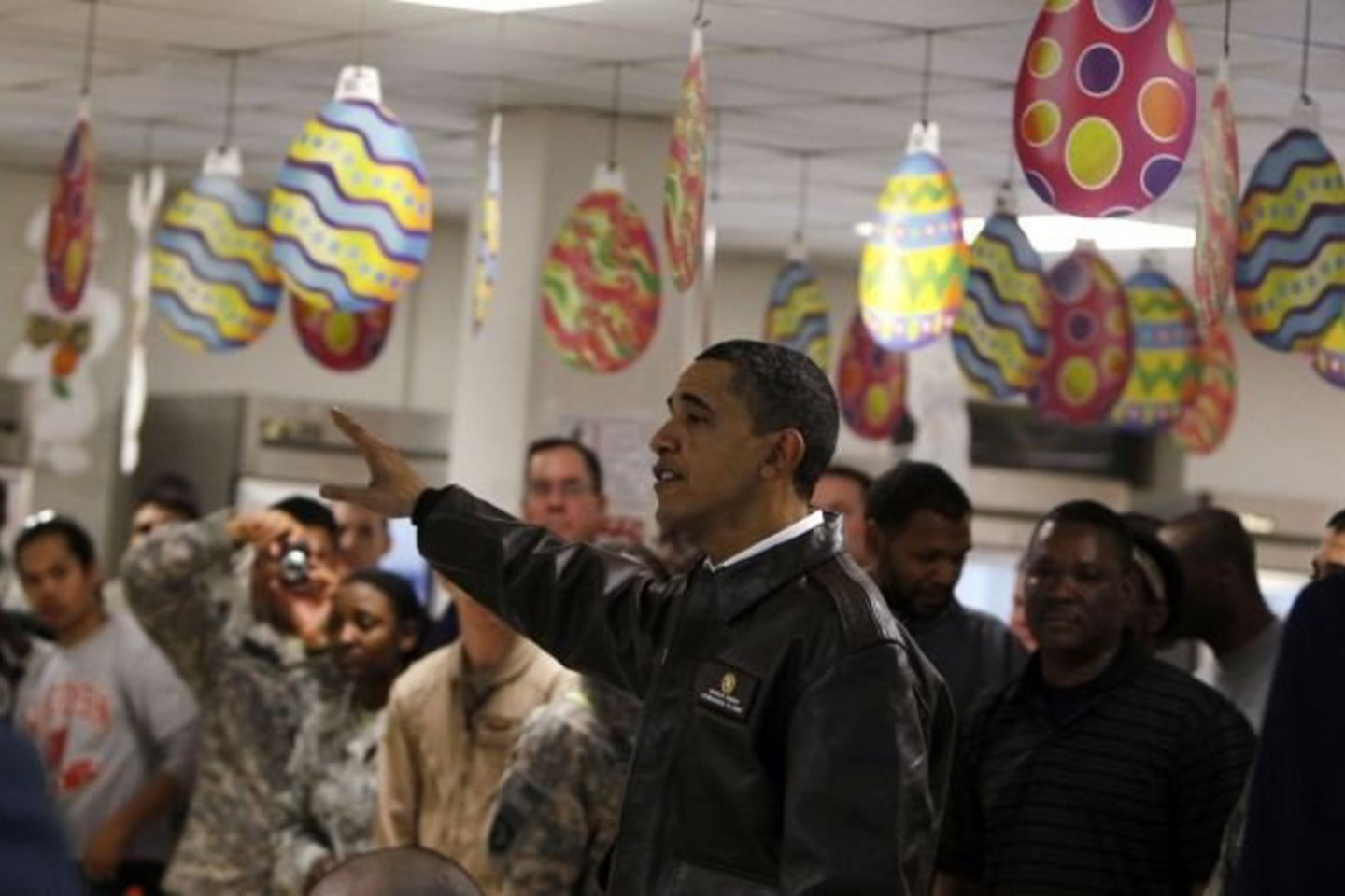 B.Obama grįžo į JAV po netikėto apsilankymo Afganistane.