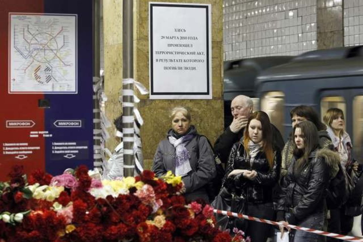Metro stotis, kurioje buvo įvykdytas teroro aktas, paskendo gėlėse.