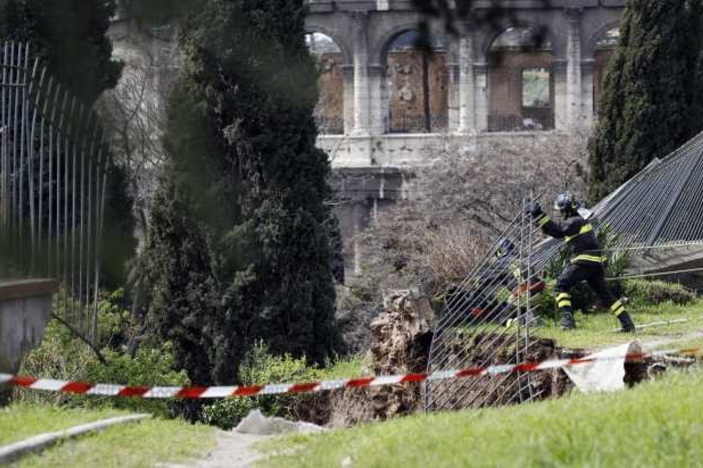 Ugniagesiai tebeieško pastato viduje galėjusių likti įkalintų žmonių.