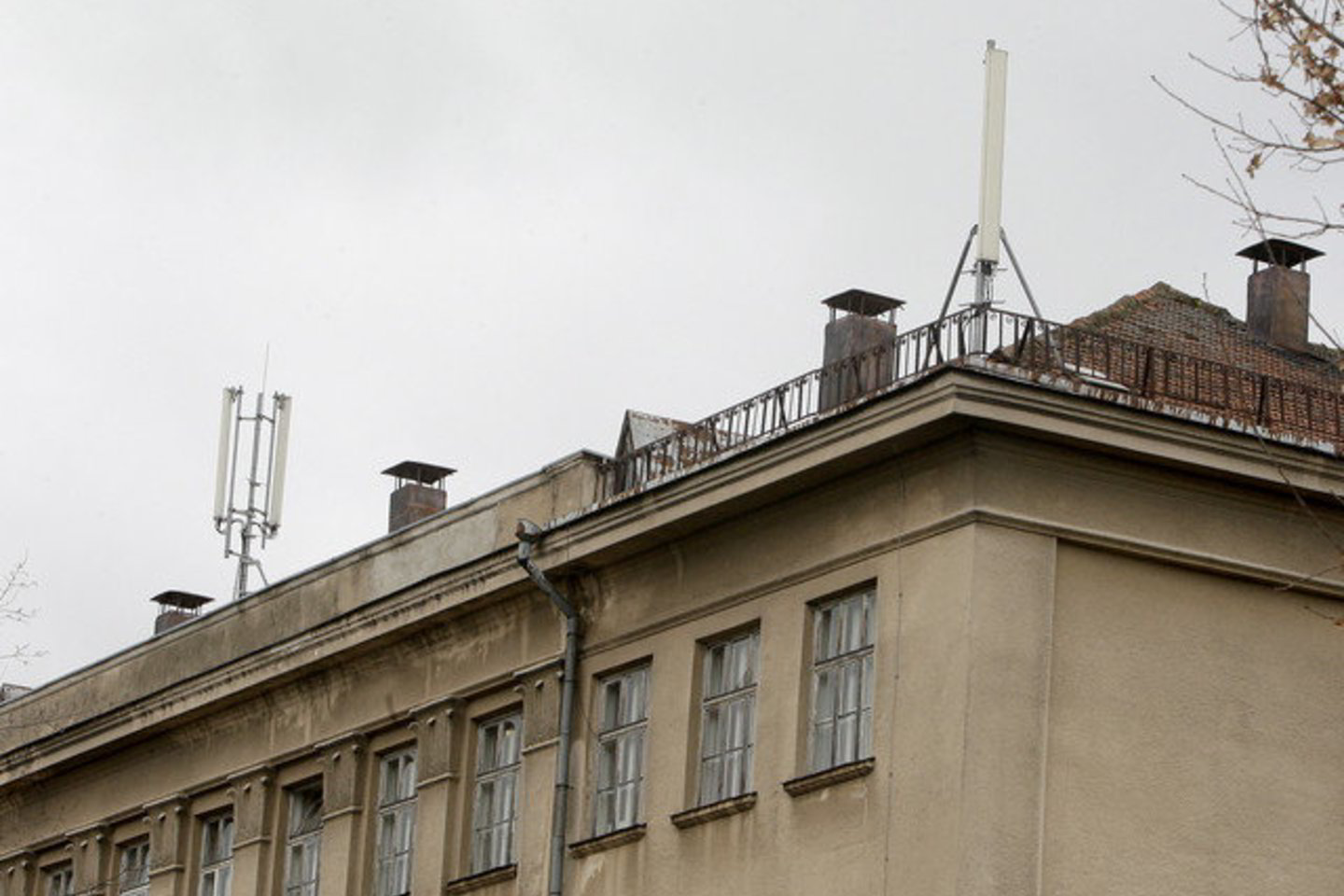 Specialistai uždraudė nuo liepos 1 dienos ant šalies mokyklų naudoti mobiliojo ryšio bazines stotis.