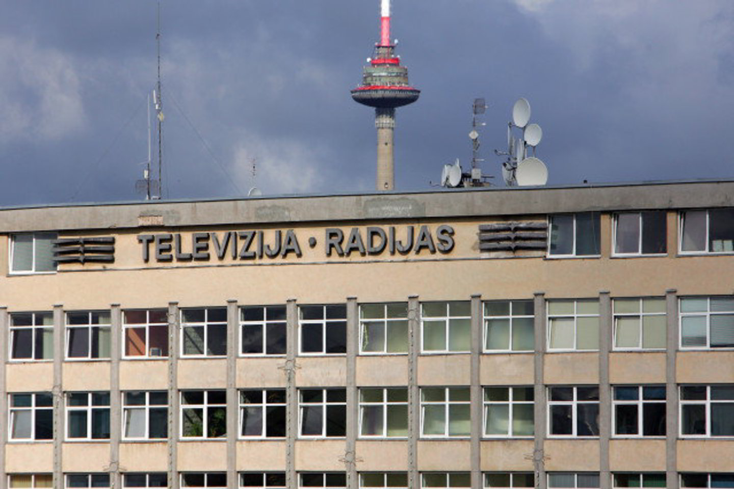 Mažinant sąnaudas, LRT programose sumažėjo kuriamų naujų laidų, o kartojamų laidų dalis TV programose 2009 metais siekė 47 proc.