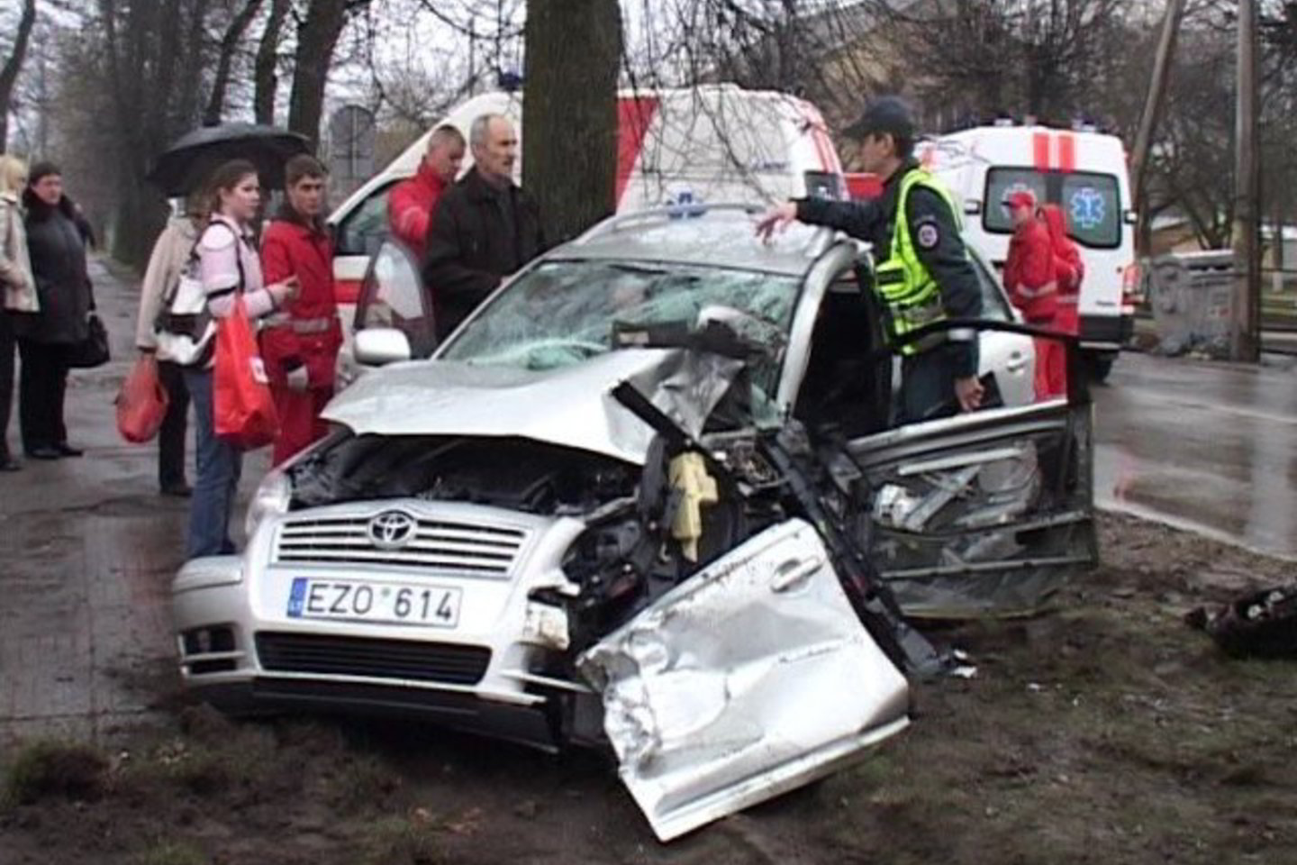Sužeistas „Toyota“ vairuotojas ir dvi nepilnametės jo keleivės.