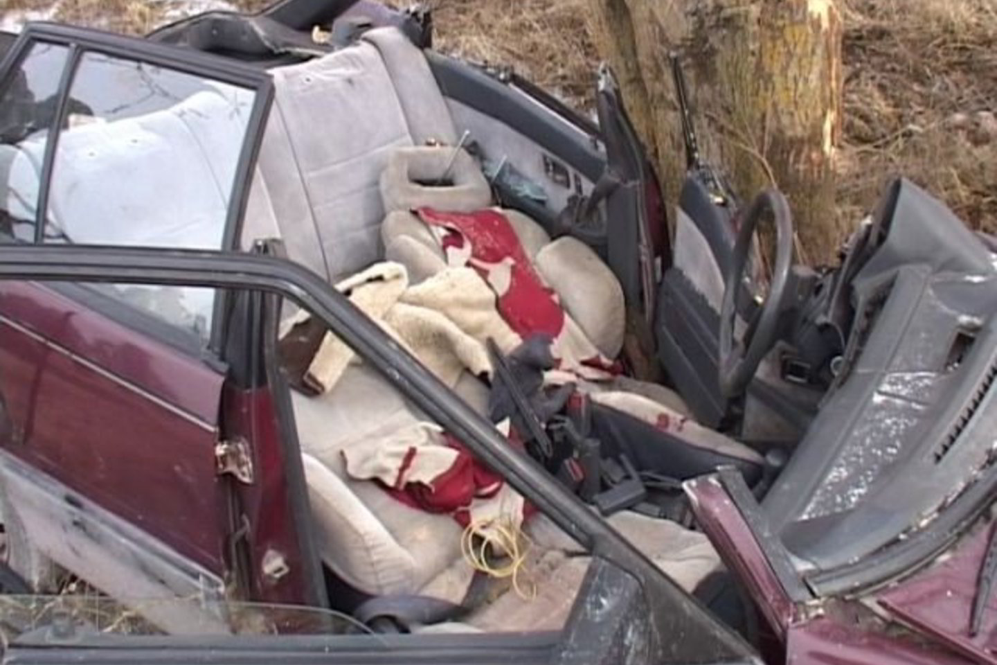 Žmones iš automobilio traukė ugniagesiai.