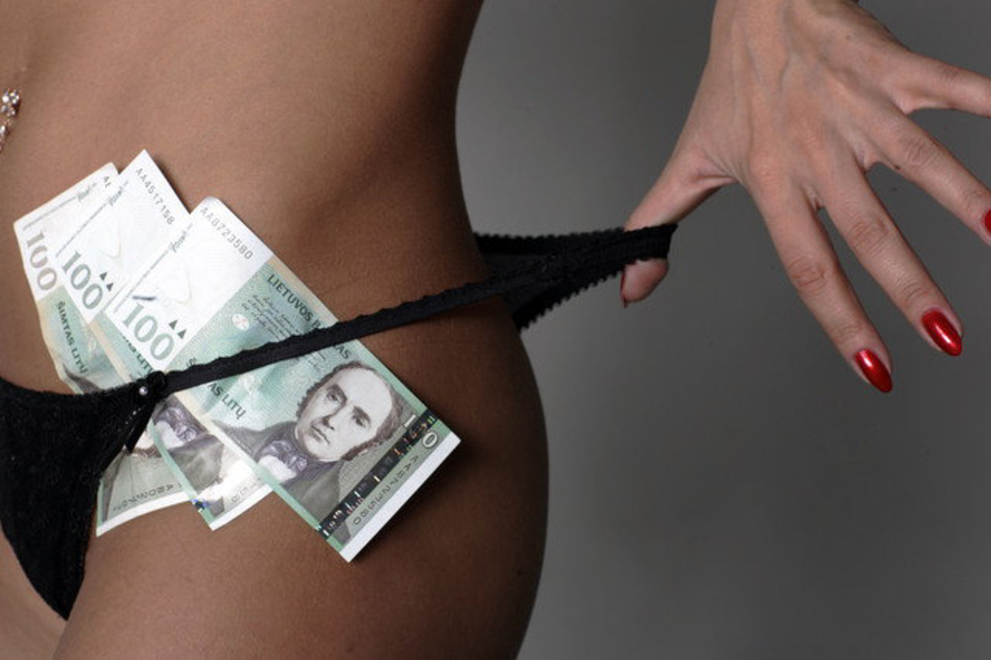 Jaunuolis prostitute pavertė savo draugę.