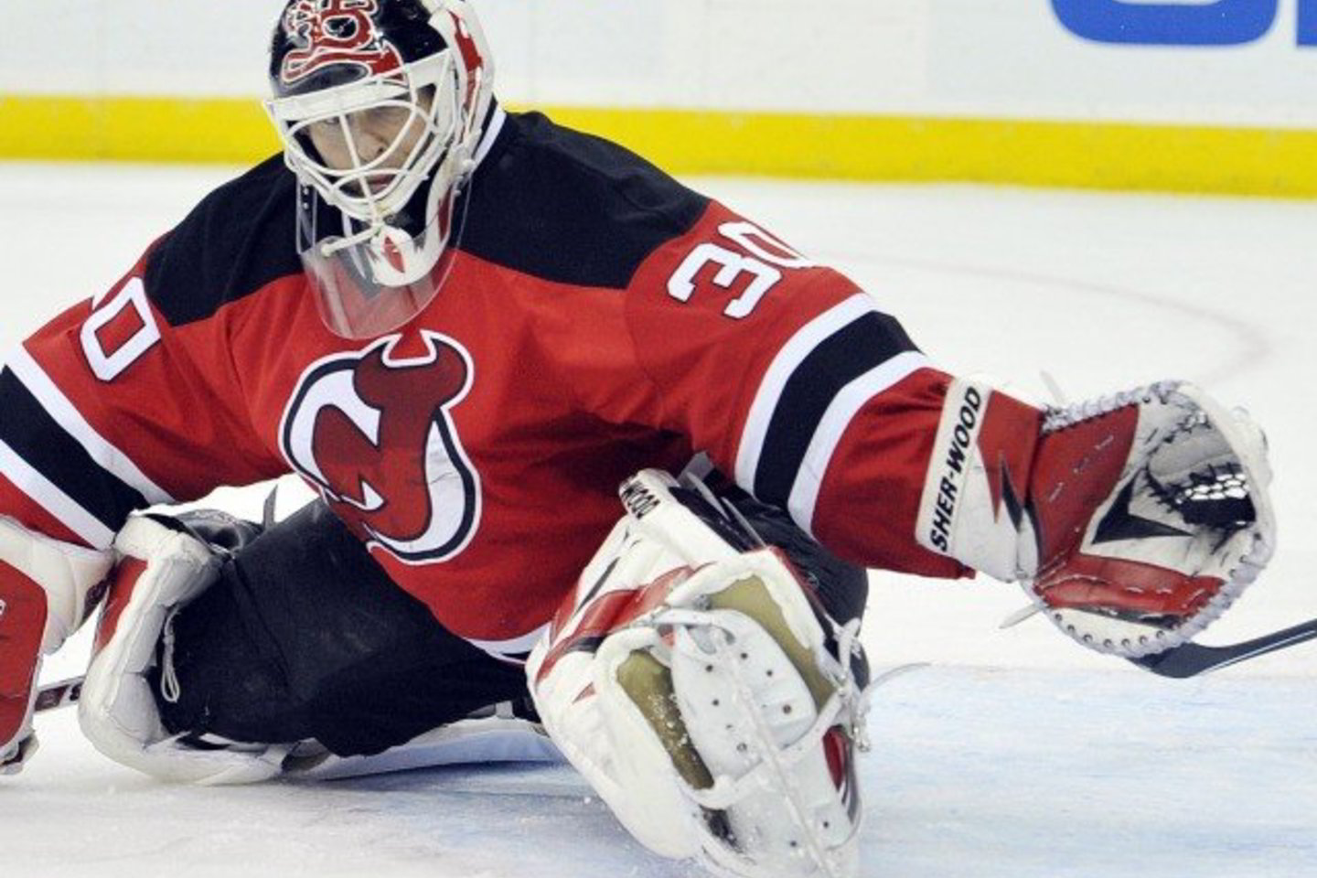 „Devils“ vartininkas Martinas Brodeuras atrėmė visus 26 arenos šeimininkų metimus bei 109-ą kartą per savo karjerą NHL į savuosius vartus nepraleido nė vieno įvarčio.