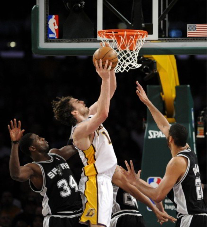 NBA rungtynėse "Los Angeles Lakers" žaidėjas Pau Gasolis (viduryje) bando įveikti "San Antonio Spurs" krepšininkų Antonio McDyesso (kairėje) ir Timo Duncano gynybą.