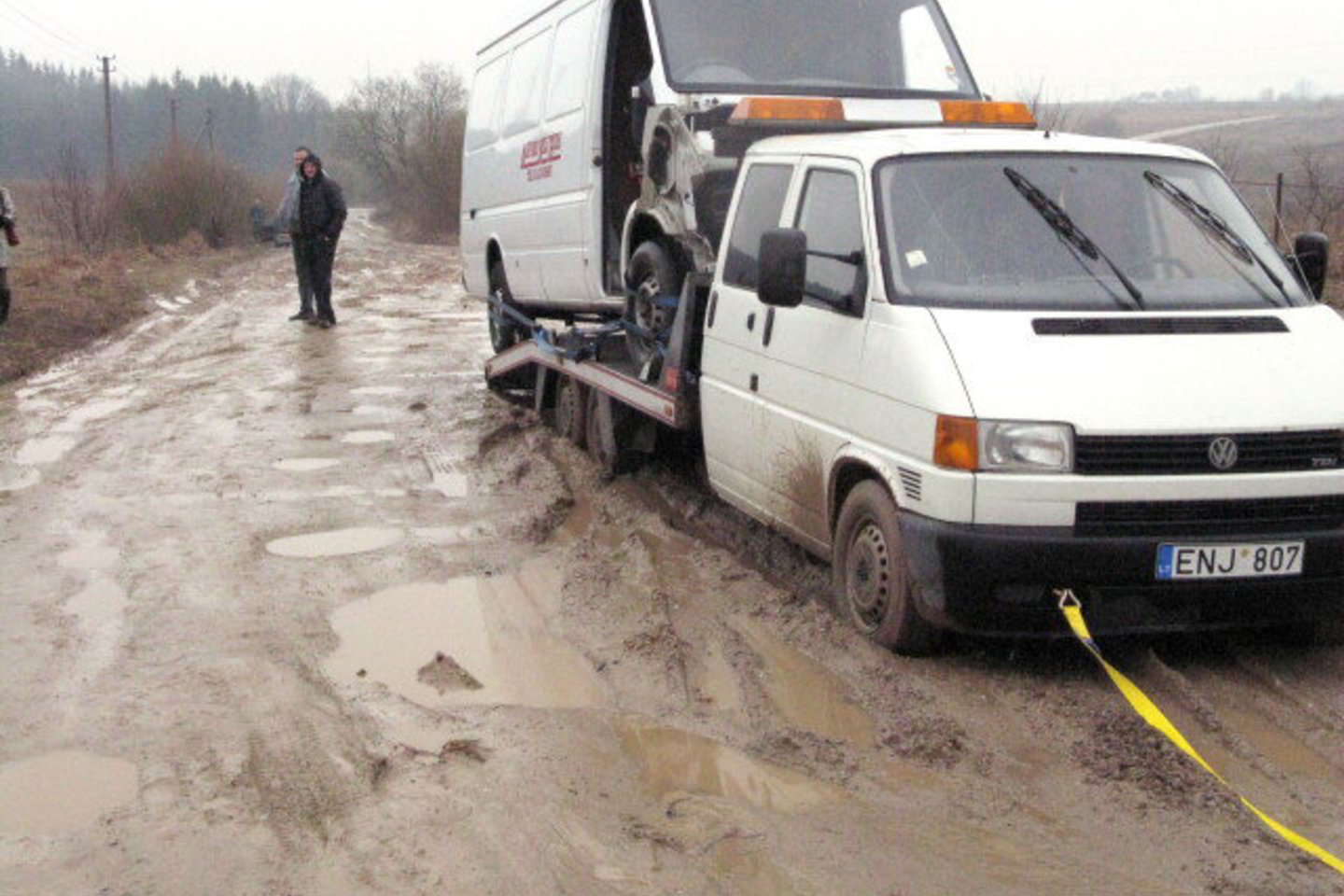 Garšvės gatvė lyjant lietui pažliugo purvu ir trečia savaitė tapo beveik nepravažiuojama.