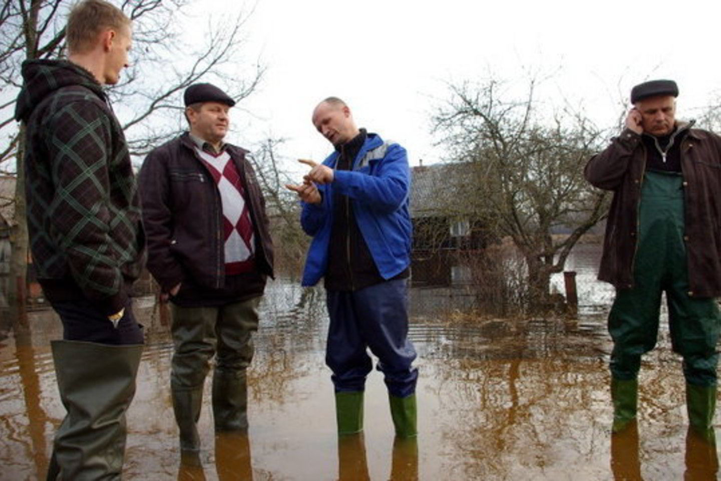 Vanduo pamažu slūgsta.