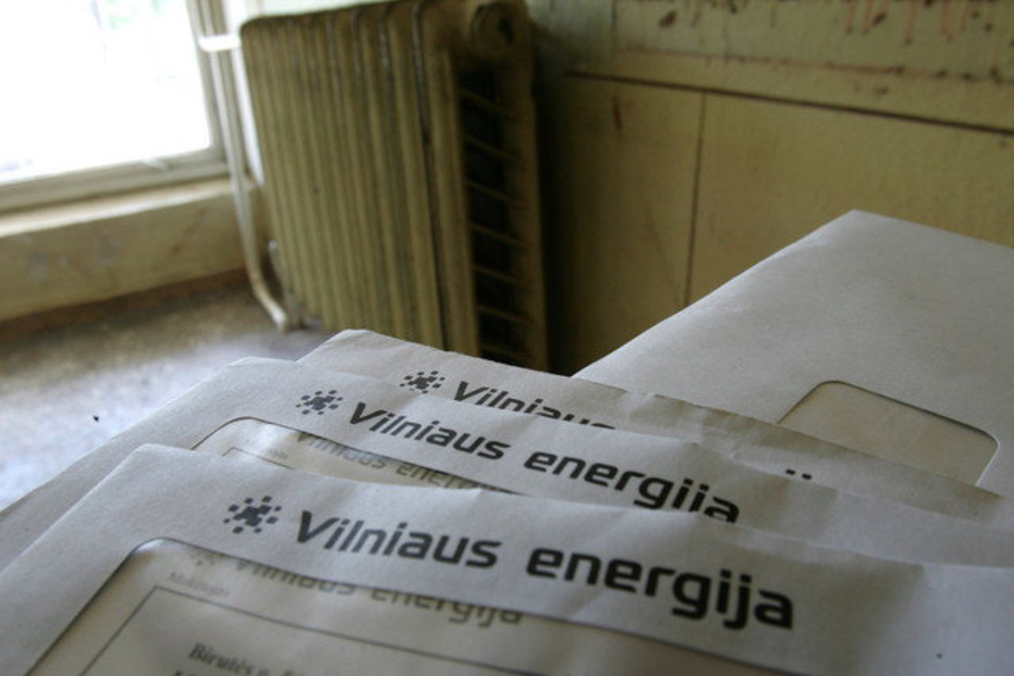 Oficialiai šalies savivaldybių institucijos skelbia šildymo sezono pabaigą, kai vidutinė lauko oro temperatūra tris paras iš eilės yra aukštesnė nei 10 laipsnių šilumos.