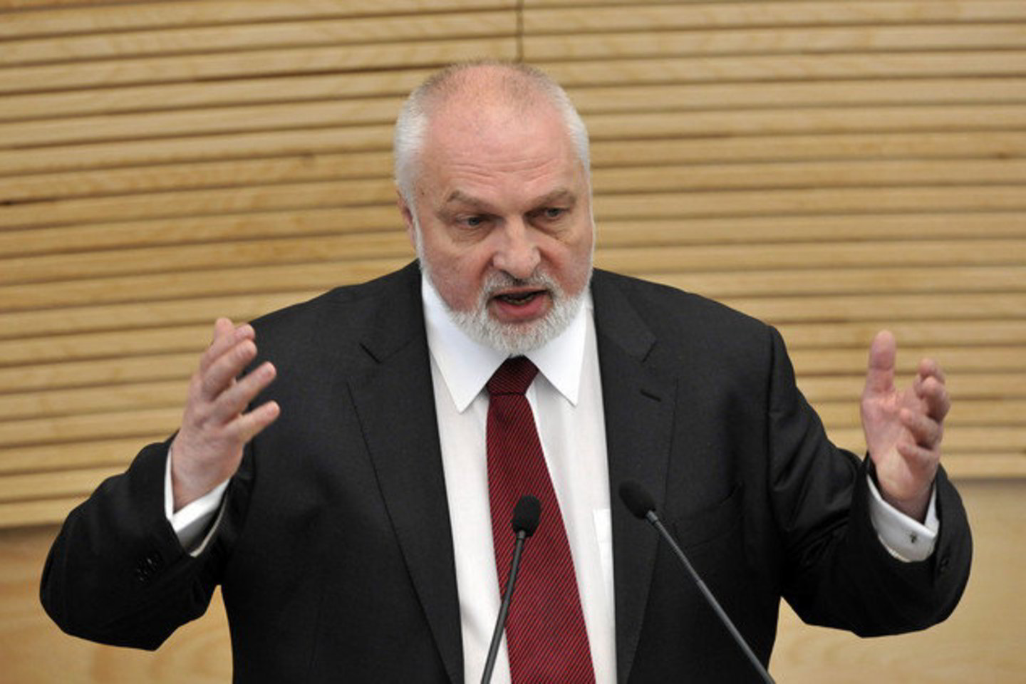 „Ir taip premjeras dvi dienas per savaitę nuo ryto iki vakaro sėdi Seime, dar pradės trečiadieniais komitetuose, tai išvis panaikinkim tą pareigybę", - sakė V.Mazuronis.