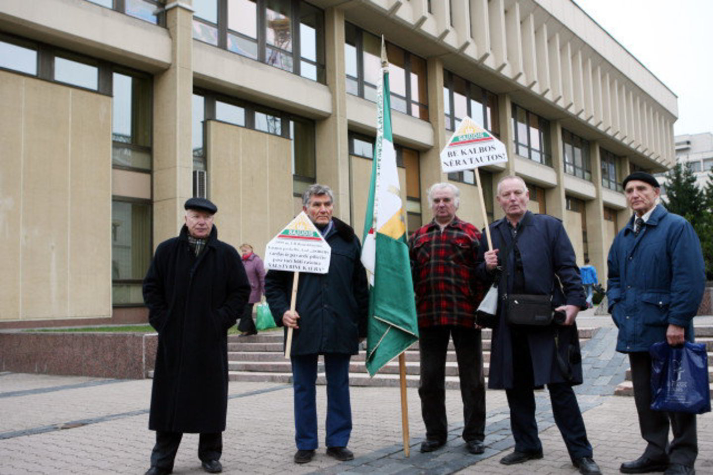 Septyni Lietuvos sąjūdžio Vilniaus skyriaus nariai protestavo prieš Vyriausybės siūlymą leisti vardus ir pavardes oficialiuose dokumentuose rašyti originalo kalba.