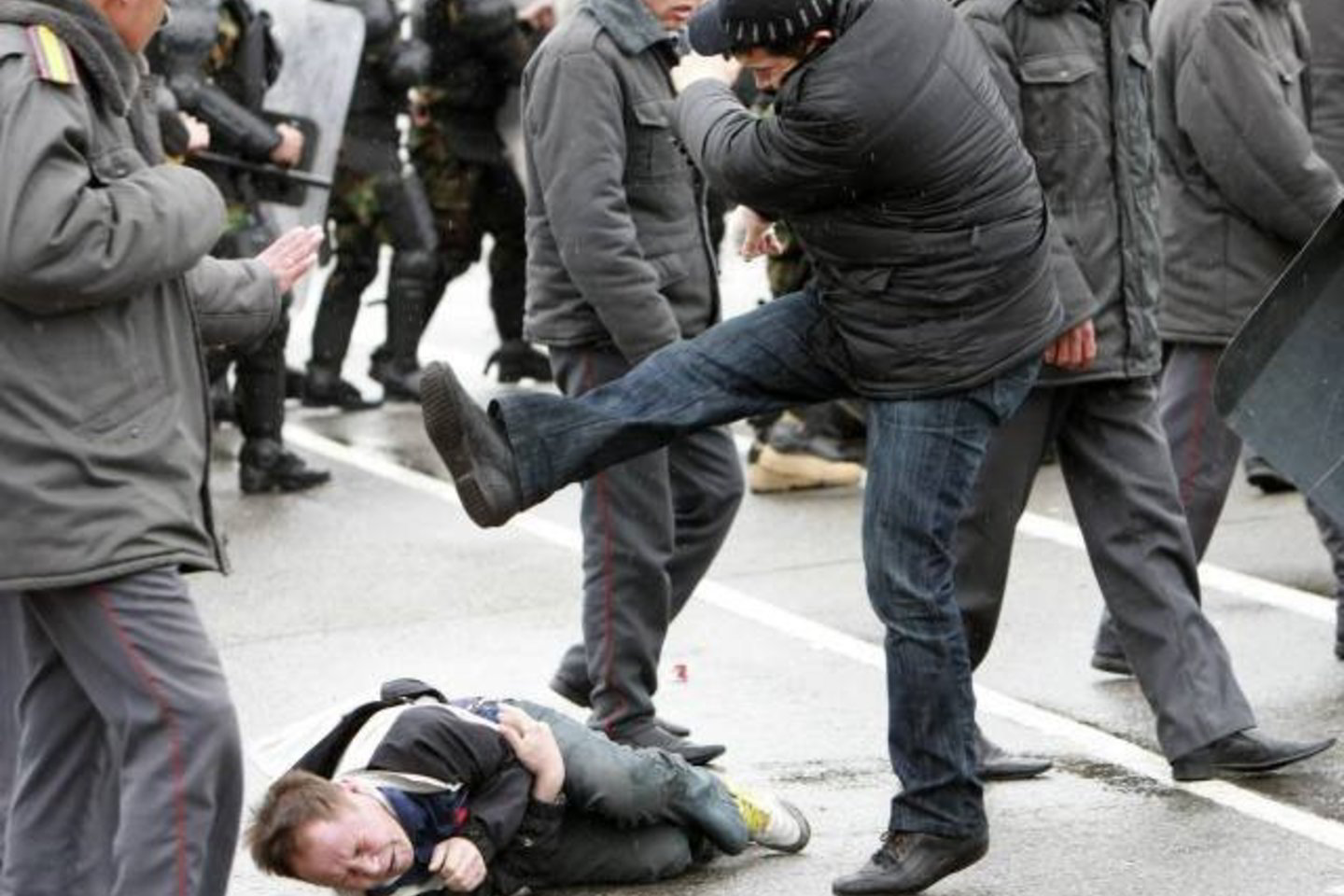 Protestuotojus Biškeke spardo ir civilių drabužiais apsirengę milicininkai.