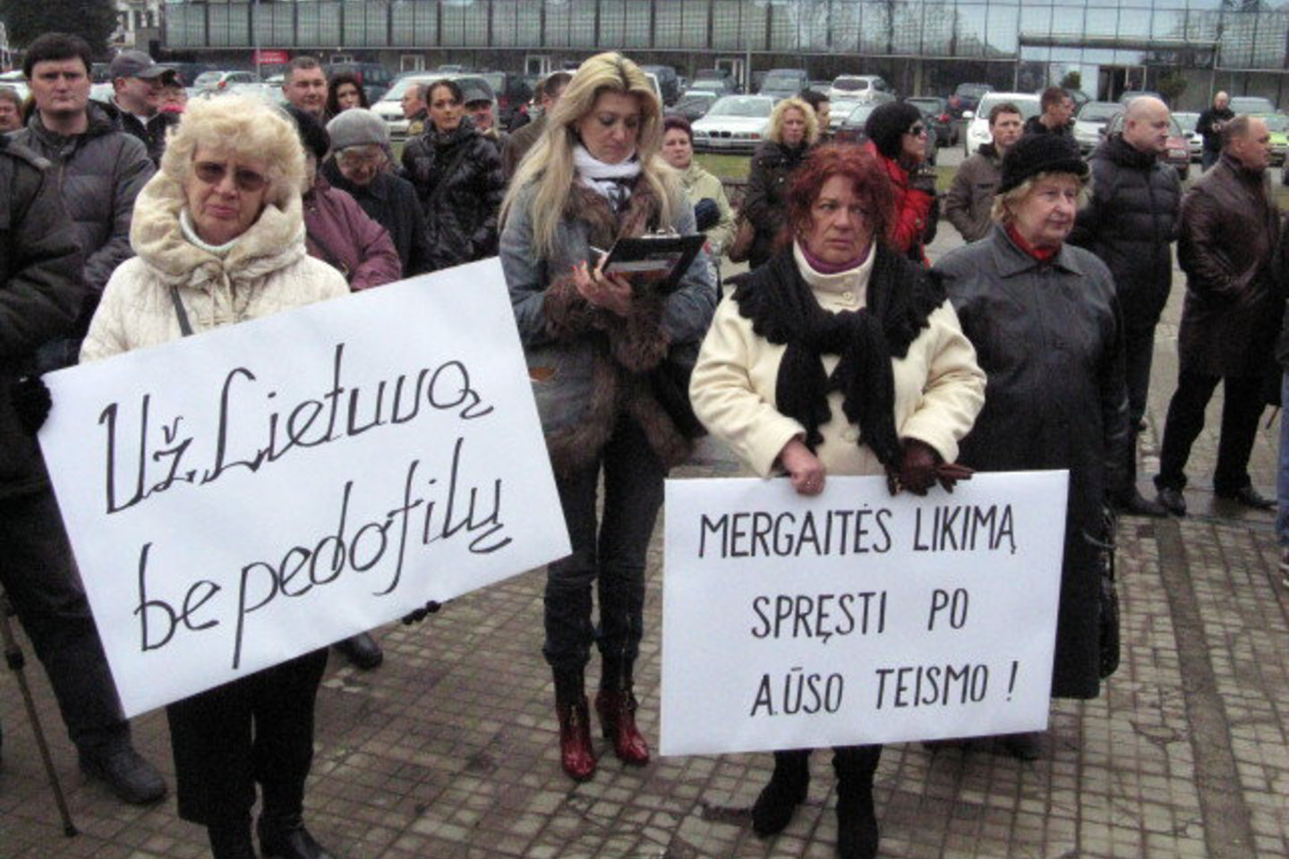 Į protesto mitingą susirinko apie du šimtus žmonių.