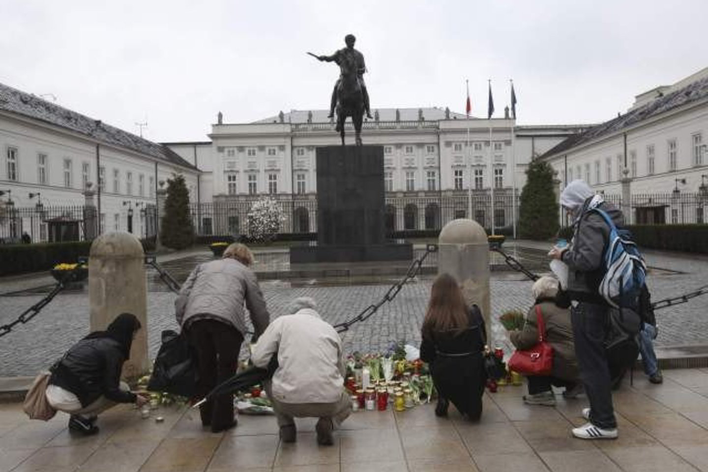 Lenkai renkasi prie Prezidentūros.