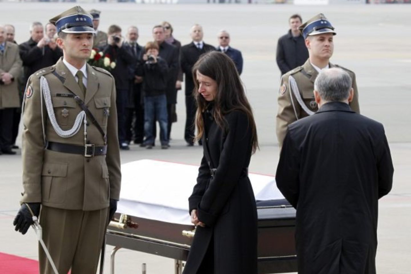 L.Kaczynskio palaikai parvežti į Lenkiją. Su juo atsisveikina dukra Marta ir brolis Jaroslawas.
