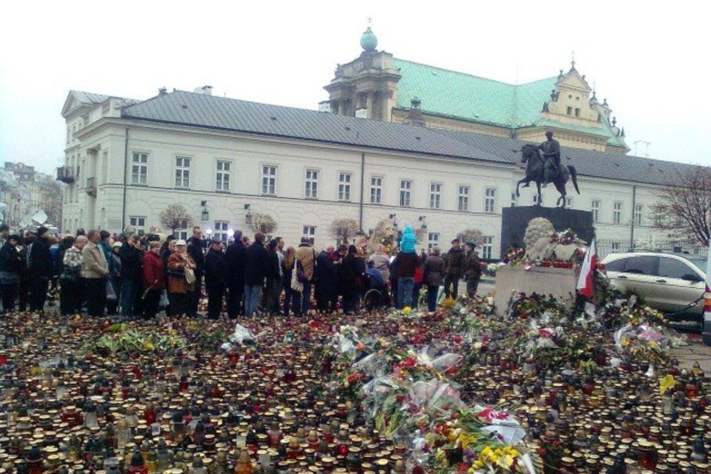 Prie Prezidentūros esančiame pėsčiųjų take jau nebetelpa visos žvakės ir gėlės.