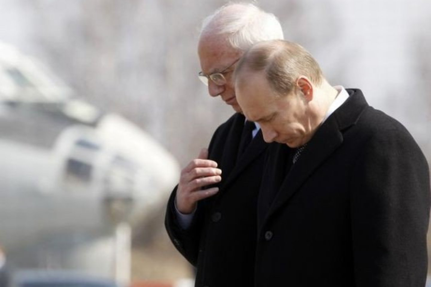 L.Kaczynskio kūną iš Smolensko išlydėjo Lenkijos ambasadorius Maskvoje J.Bahras ir Rusijos premjeras V.Putinas.