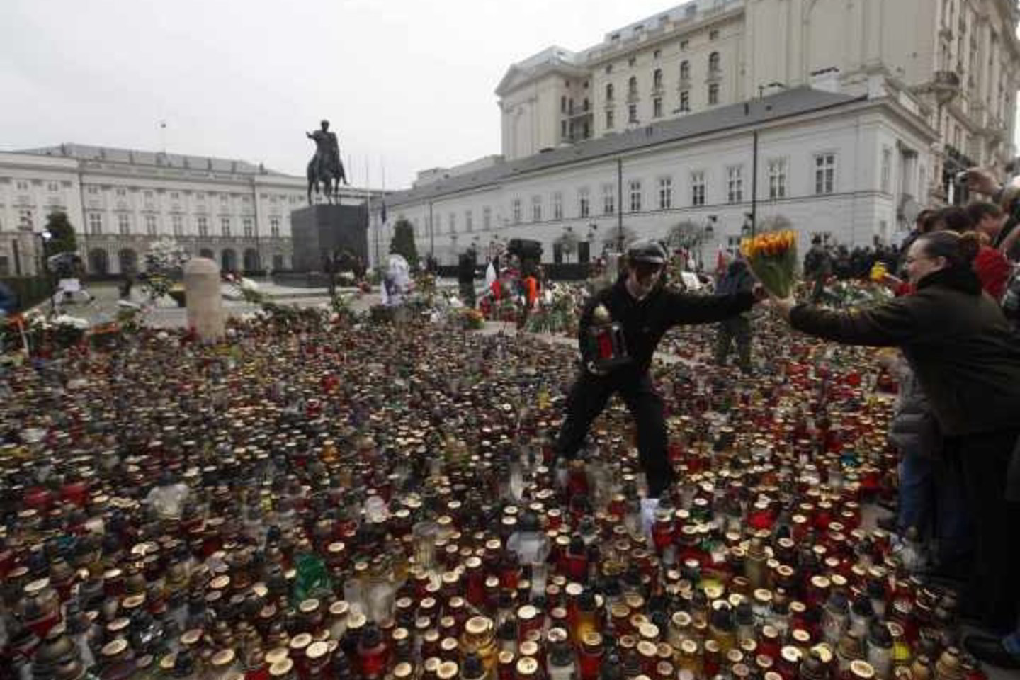 Lenkijos tauta gedi, o laikinasis vadovas ieško pareigūnų, kurie padėtų šaliai atsitiesti po tragedijos.