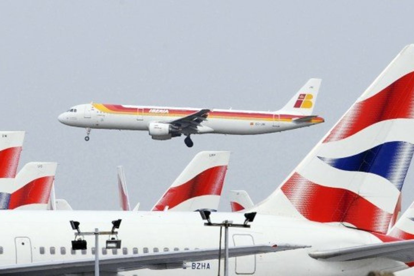 Iš viso kovą Heathrow oro uostas aptarnavo 5,2 mln. keleivių.