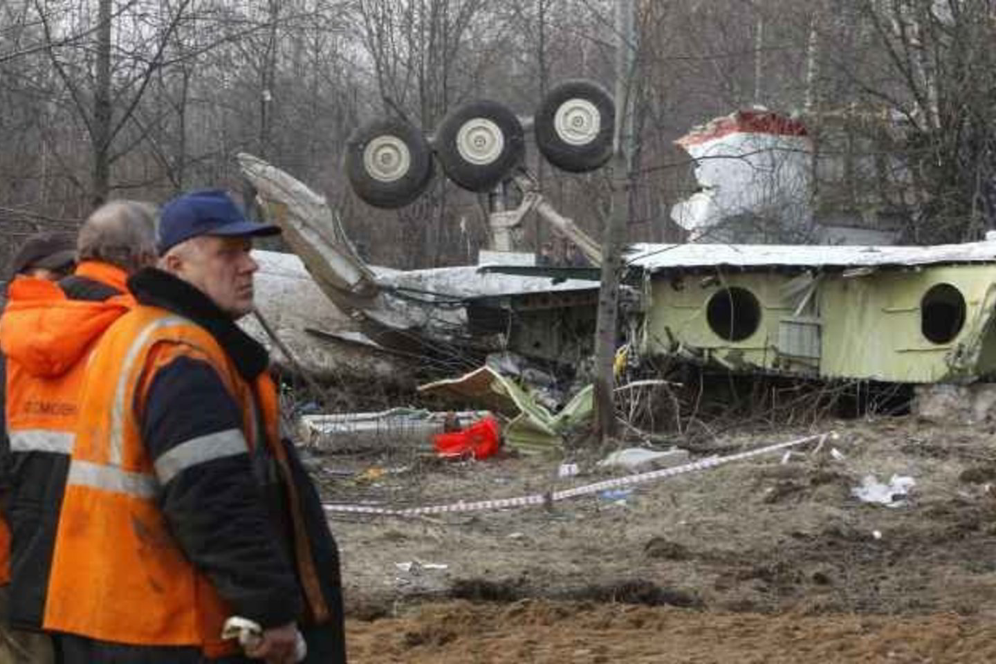 Lenkijos tyrėjai kartu su Rusijos ekspertais tiria sudužusio lėktuvo juodąsias dėžės.