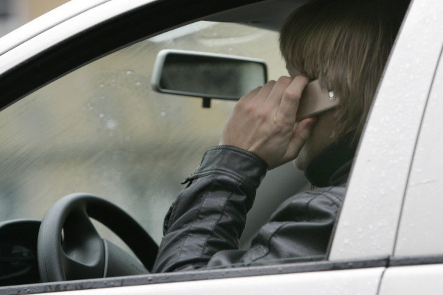 Kalbantys mobiliuoju telefonu gali būti įspėti arba nubausti pinigine bauda nuo dvidešimties iki keturiasdešimties litų.