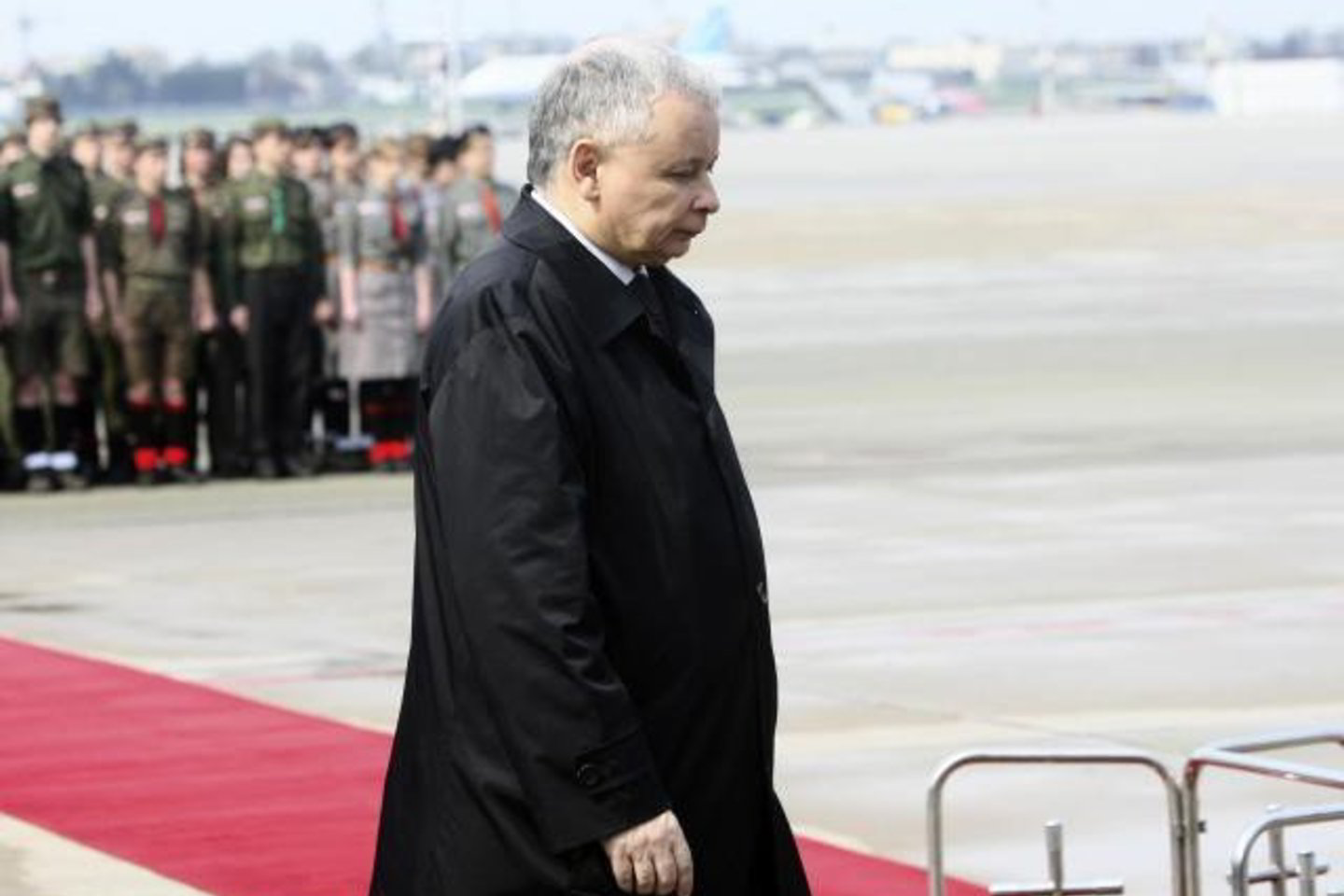 J.Kaczynskis slepia širdgėlą.