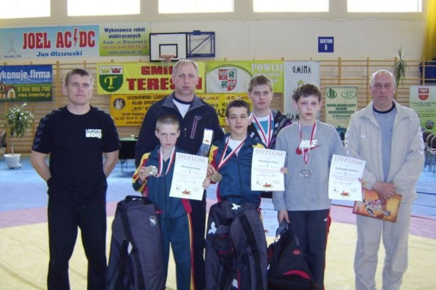 Iš kairės: treneris Andrejus Iljinas, Mantas Markevičius, treneris Jonas Jurkynas, Tomas Baracevičius, Vladislavas Vasiljevas, Domantas Pauliuščenka ir Vilkaviškio sporto mokyklos direktorius Algirdas Karalius.