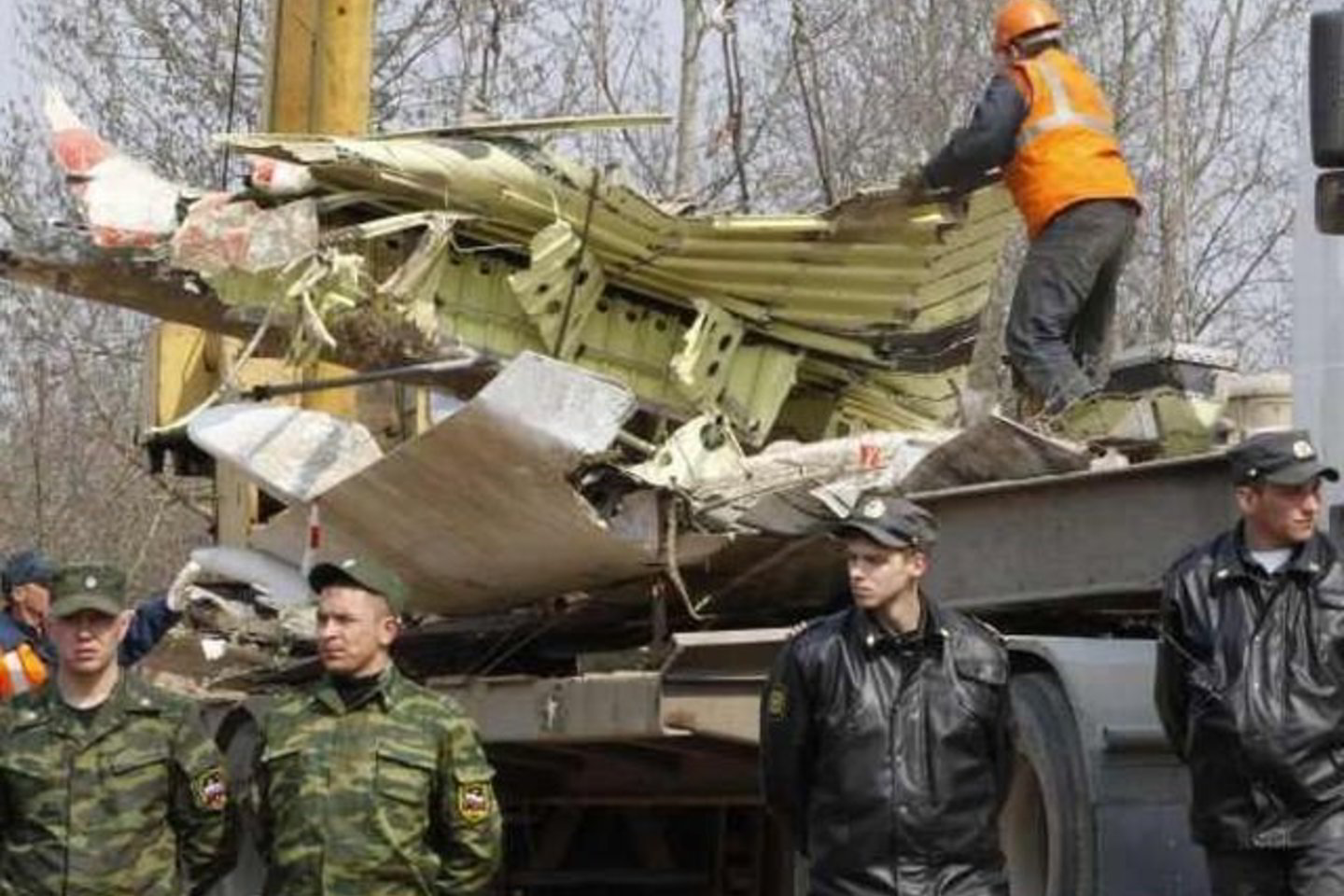 Rusijos ir Lenkijos pareigūnai prižiūri, kaip aviakatastrofos vietoje netoli Smolensko darbininkai surenka ir išveža lėktuvo "Tu-154" nuolaužas.