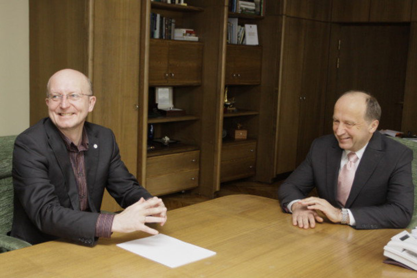Tautos prisikėlimo partijos lyderis Arūnas Valinskas premjerui Andriui Kubiliui įteikė partijos sprendimą atleisti R.Vilkaitį iš pareigų.