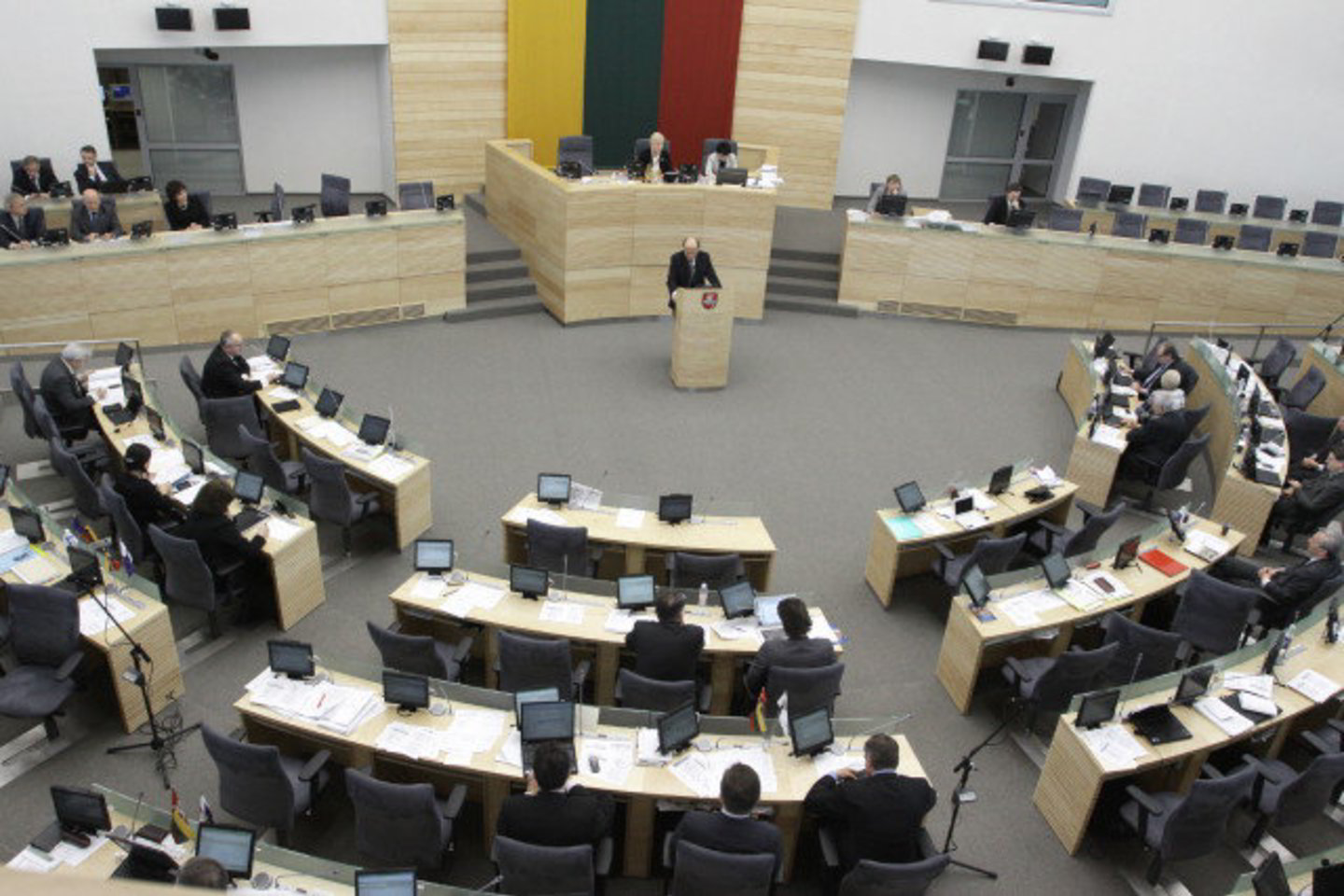 Už Pridėtinės vertės mokesčio įstatymo papildymo pataisas po svarstymo balsavo 74 Seimo nariai, prieš - 8, susilaikė 17.