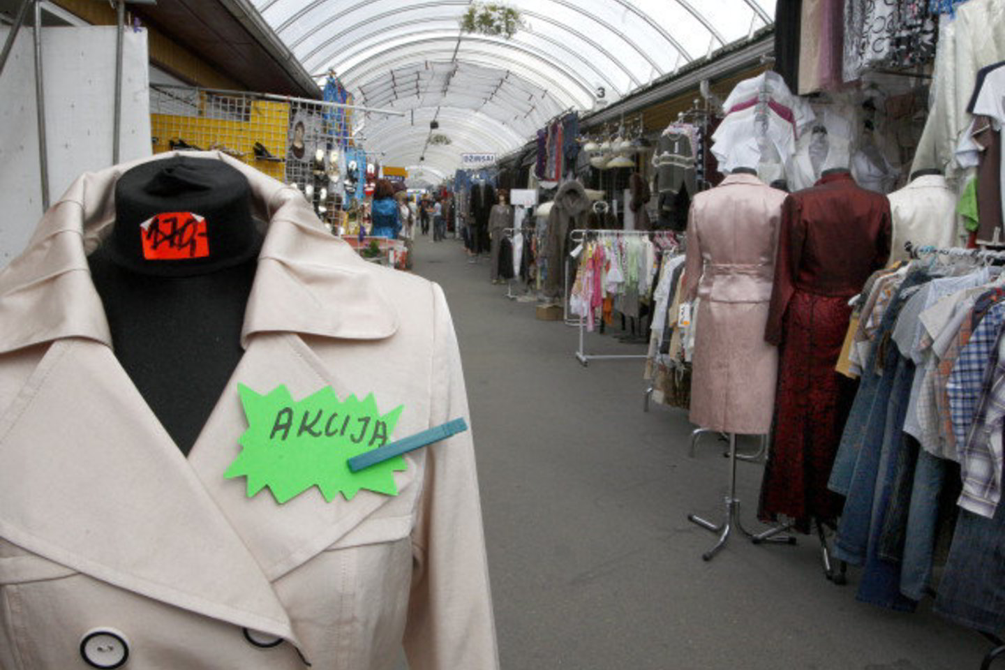 Pusė gyventojų drabužius perka turguje.