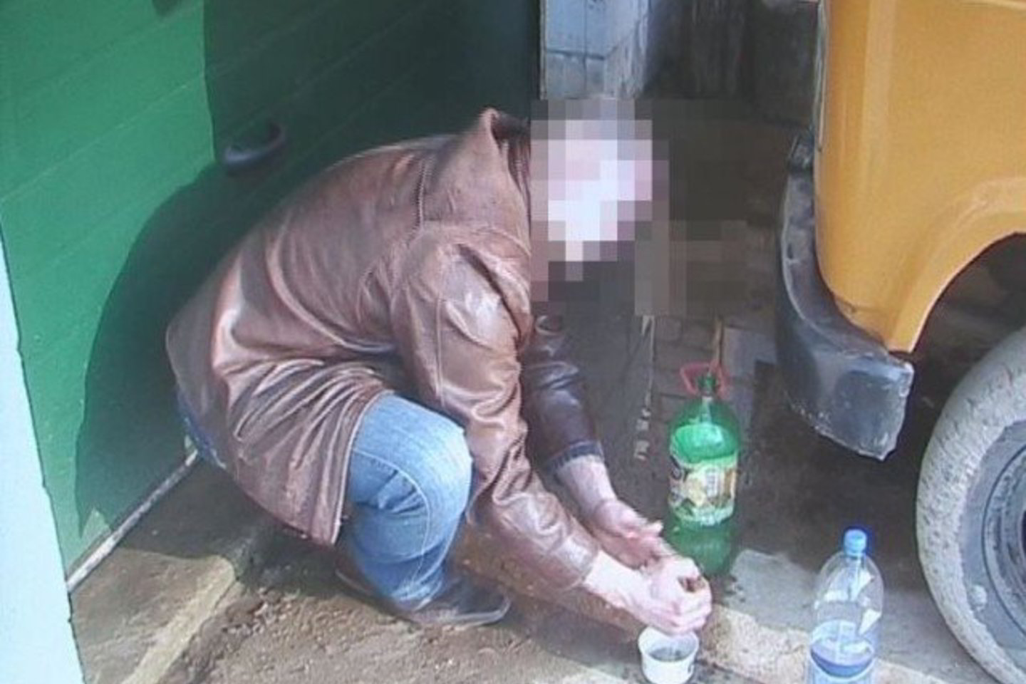Pro vartus ant betoninio grindinio liejantis naminei degtinei pareigūnai veikė – sėmė ir pylė į talpas.