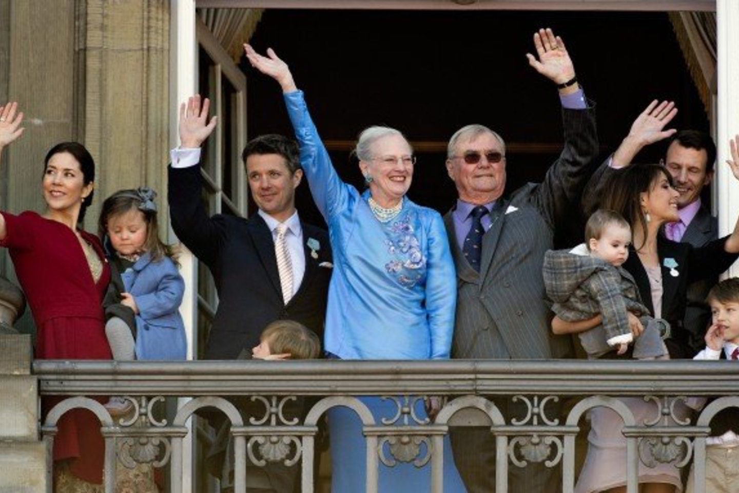 Karalienę supo jos vyras princas Henrikas, sūnūs princai Frederikas ir Joachimas, marčios princesės Mary ir Marie bei penki anūkai.