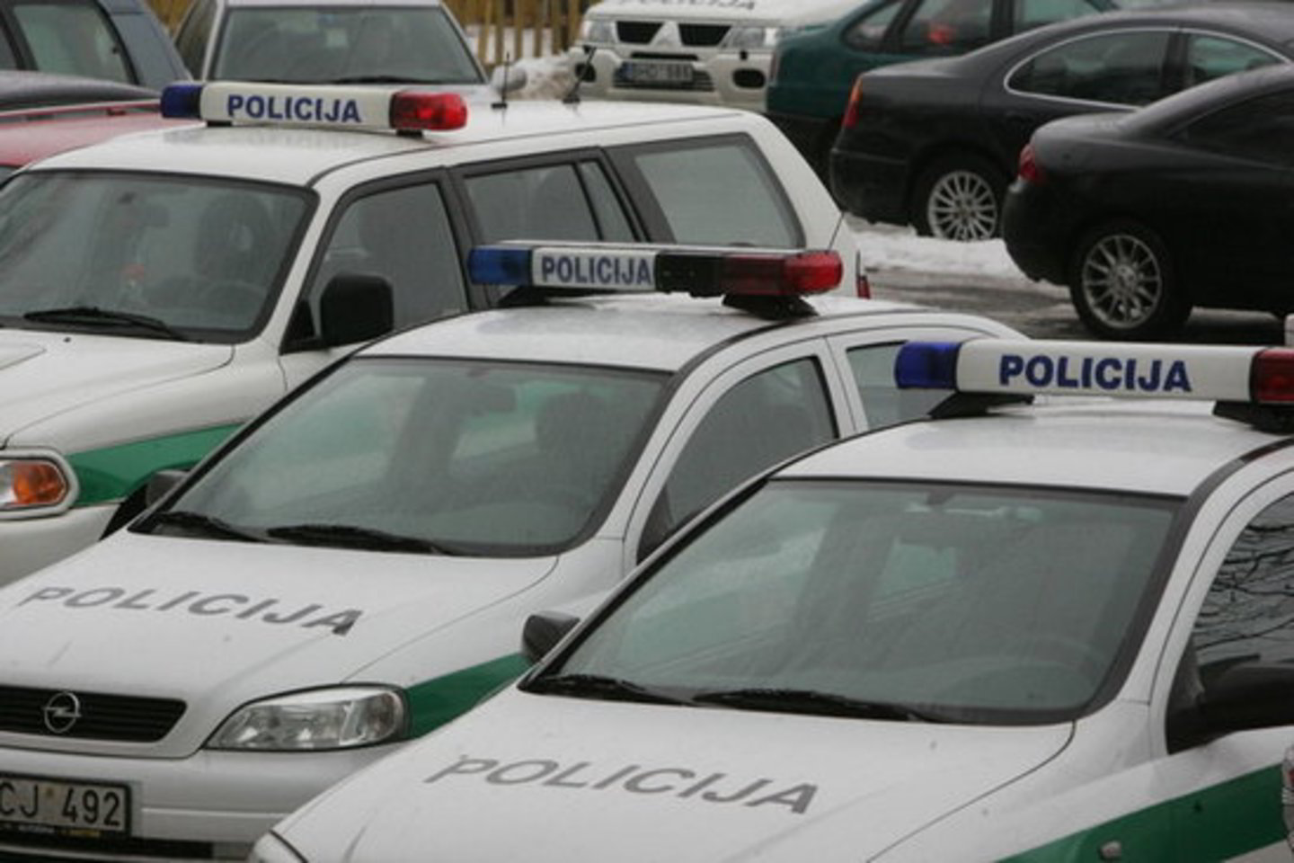 Pažeidimus fiksuojančios kameros įrengtos automobilių priekyje ir gale.