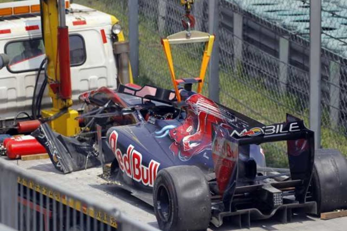 S.Buemi bolidas buvo smarkiai apgadintas.