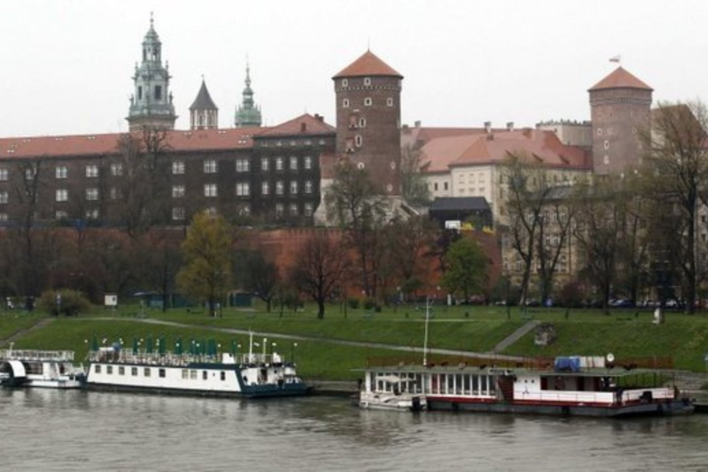 Internete prasidėjusi kampanija prieš sprendimą sekmadienį palaidoti L.Kaczynskį Krokuvos Vavelio katedros kriptoje suskaldė gedinčios lenkų tautos vienybę.