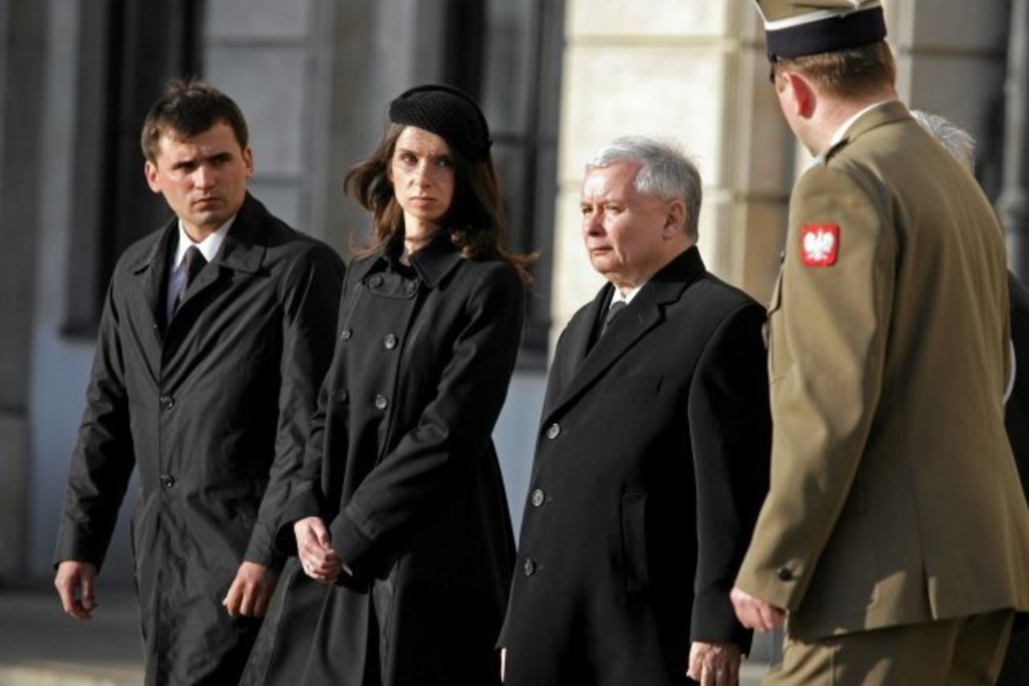 L.Kaczynskio ir jo žmonos Marios karstus lydi žentas Marcinas Dubienieckis, dukra Marta ir prezidento brolis Jaroslawas.