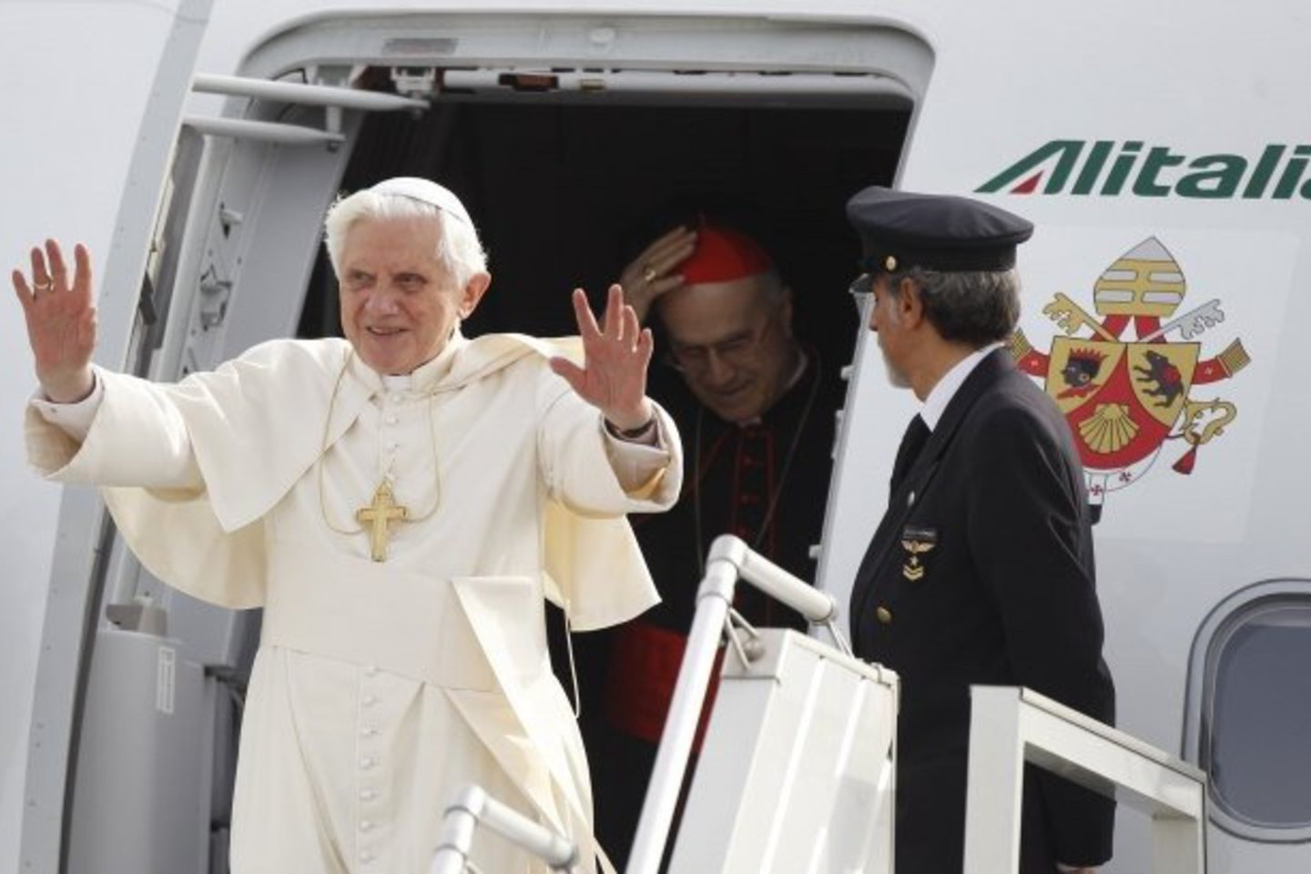 Benediktas XVI šeštadienį pareiškė esąs solidarus su lenkais.