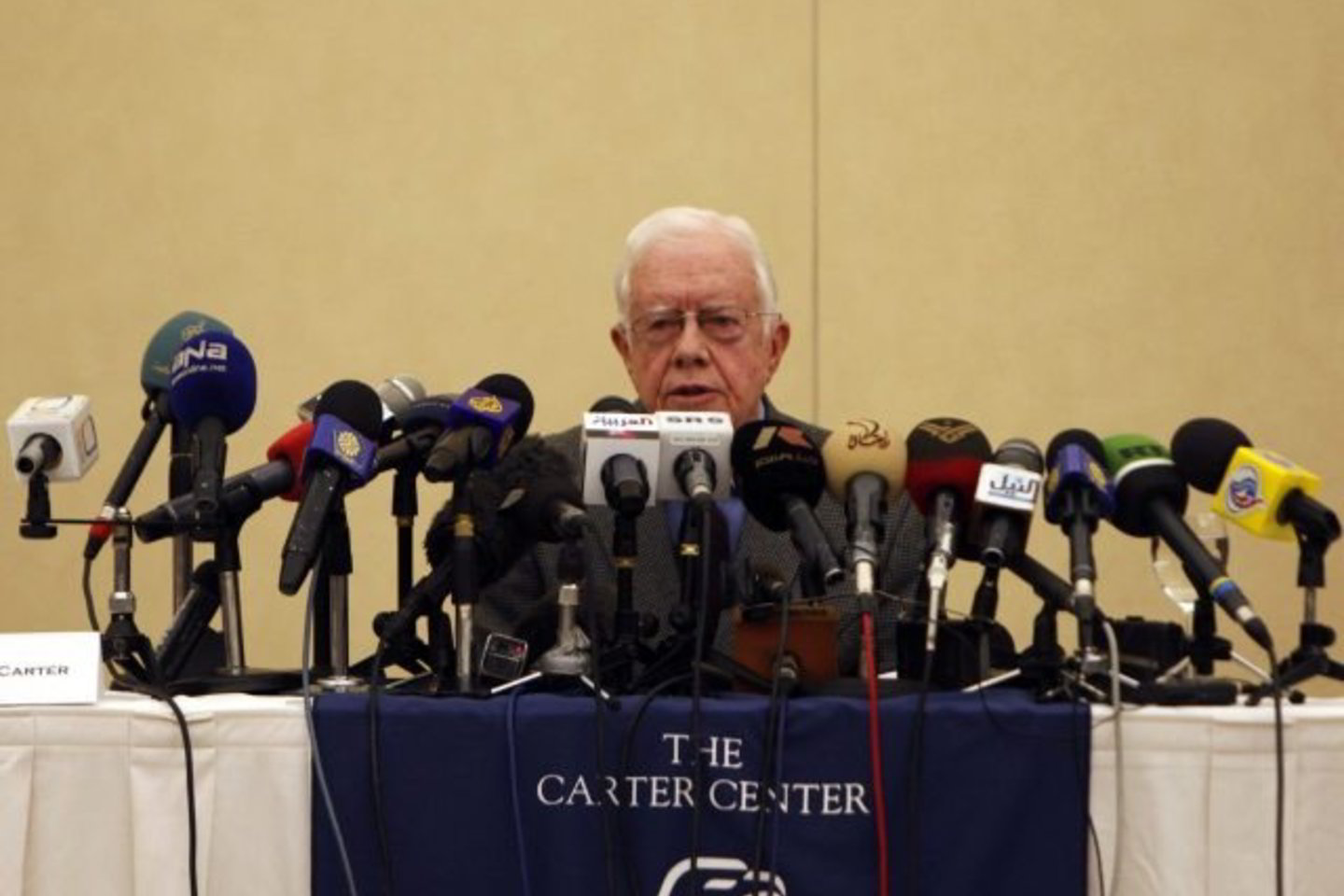 Jimmy Carteris vadovauja stebėtojams.
