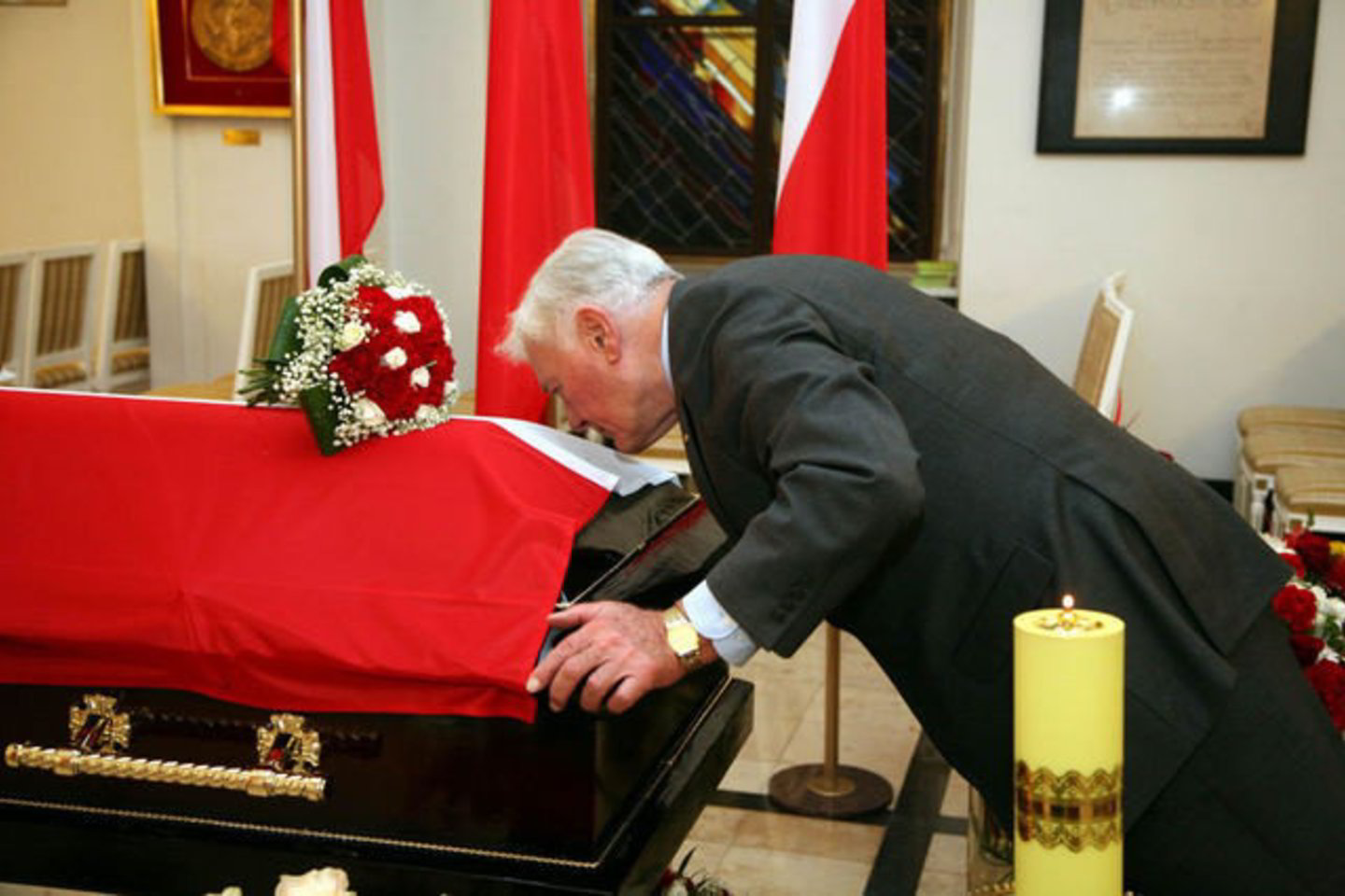 Pakeliui į JAV V.Adamkus buvo sustojęs Varšuvoje, kur pagerbė žuvusio prezidento atminimą, ir buvo pirmasis tai padaręs užsienio politikas.