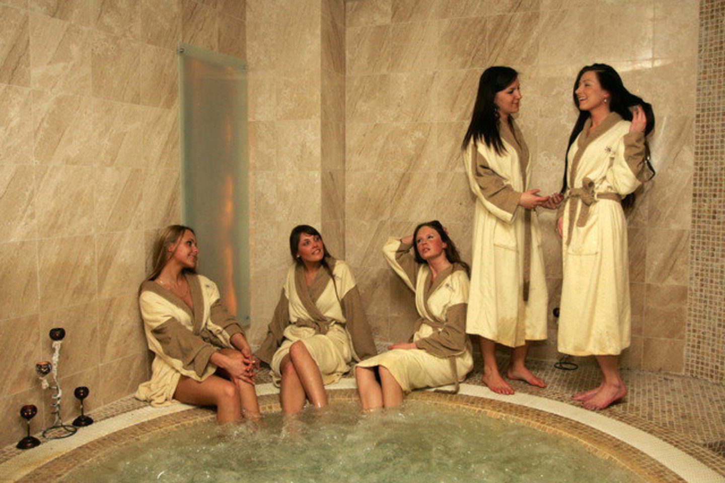 „Mis laikinoji sostinė 2010“ dalyvės R.Burokaitė, G.Sablauskaitė, S.Gužytė, R.Mozūraitė, G.Ločerytė mėgaujasi grožio procedūromis.