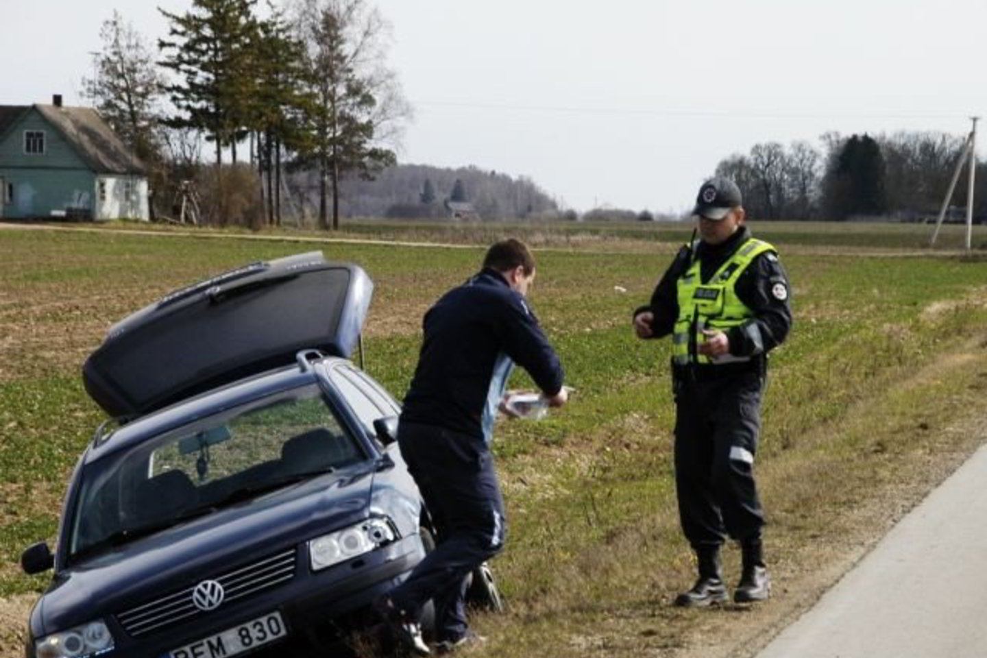 „VW Passat“ atsidūrė griovyje.