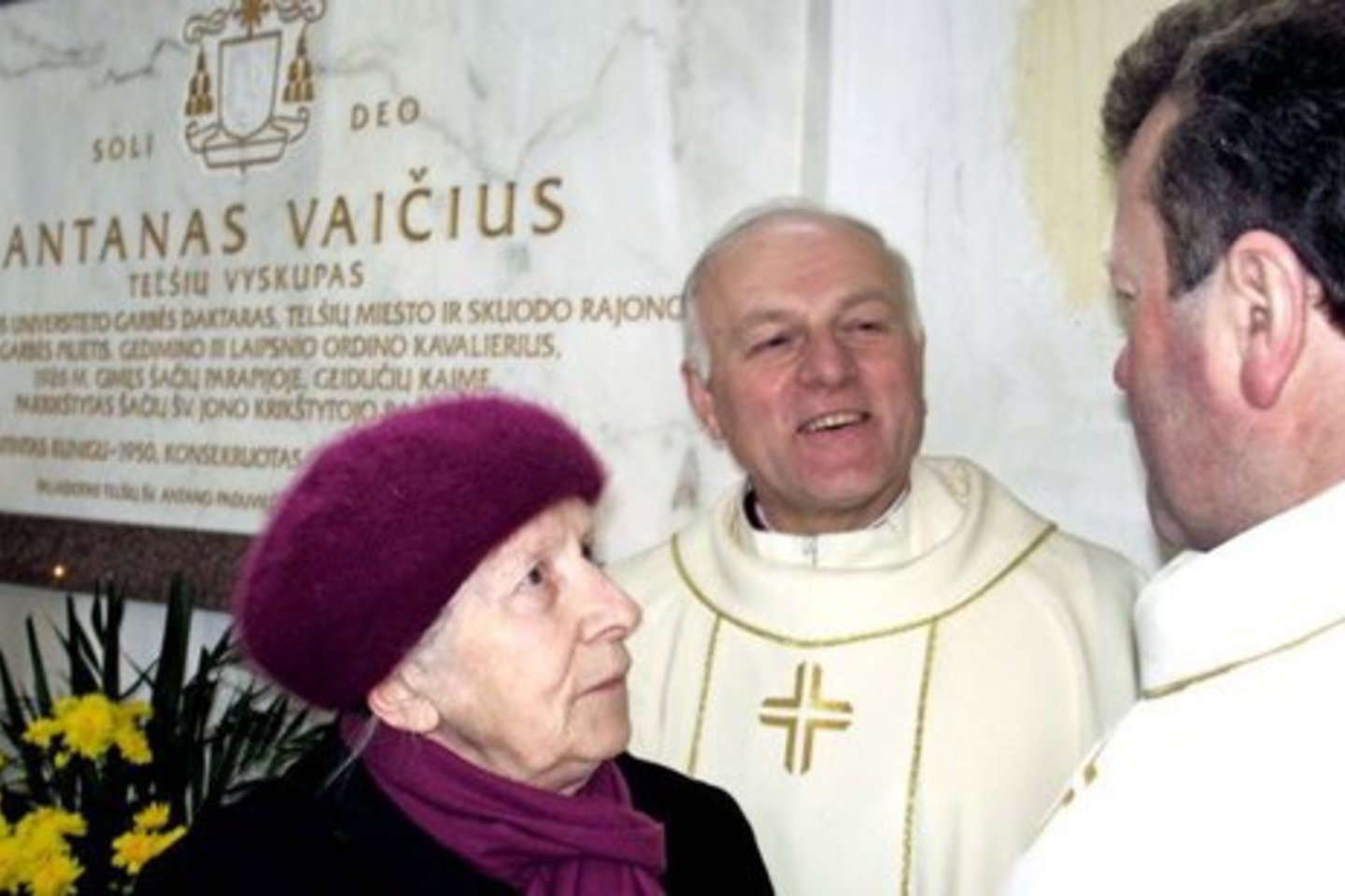 Memorialinė lenta A.Vaičiui Šačių bažnyčioje įrengta Klaipėdos universiteto iniciatyva.